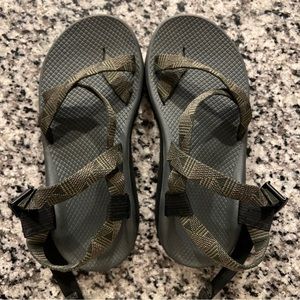 Men’s Chacos green tribal print - size 9